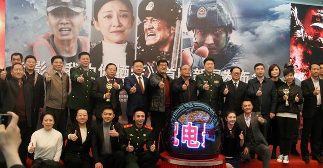武警部队领导、联合摄制单位领导、著名电影评论家、总顾问代表、出品单位代表等上台共同启动电影公映