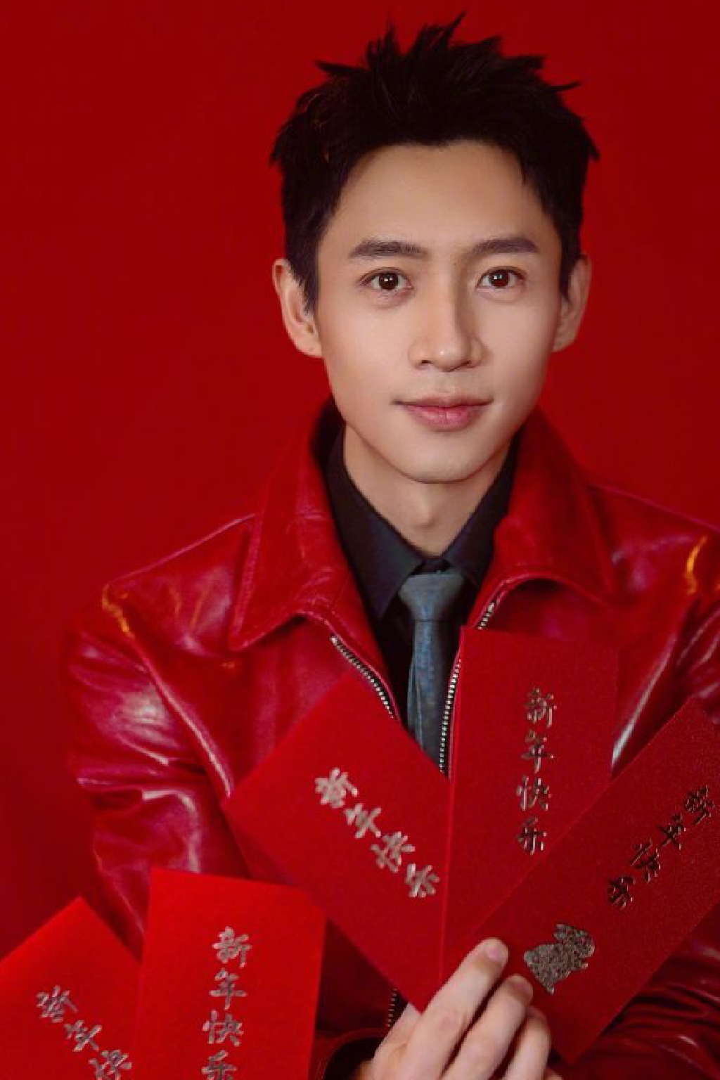 魏晨晒照穿红皮衣拜年