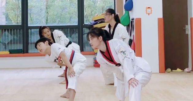 鞠婧祎晒跆拳道课视频 调侃自己是"天才型选手"