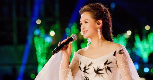 雷佳在世界园艺博览会开幕式现场演唱