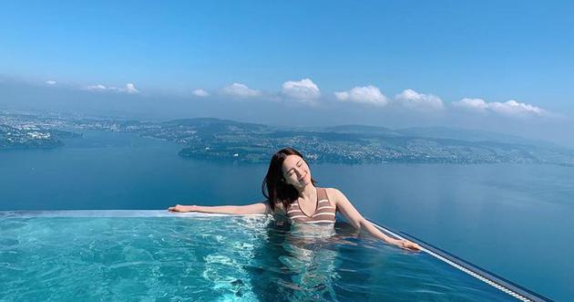 3-04-傅颖在无边泳池畅泳，十分享受。