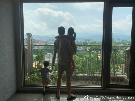 江宏杰晒与儿女背影照