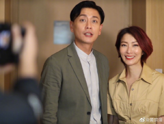 黄宗泽晒与郑秀文合影