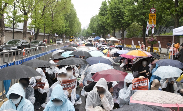 韩国女性团体举行集会抗议警方对胜利夜店调查结果