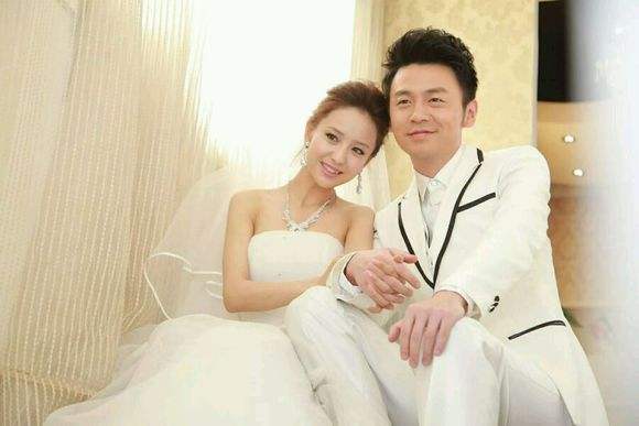 雷佳音曾担任佟丽娅婚礼司仪 原因竟是不用随红包