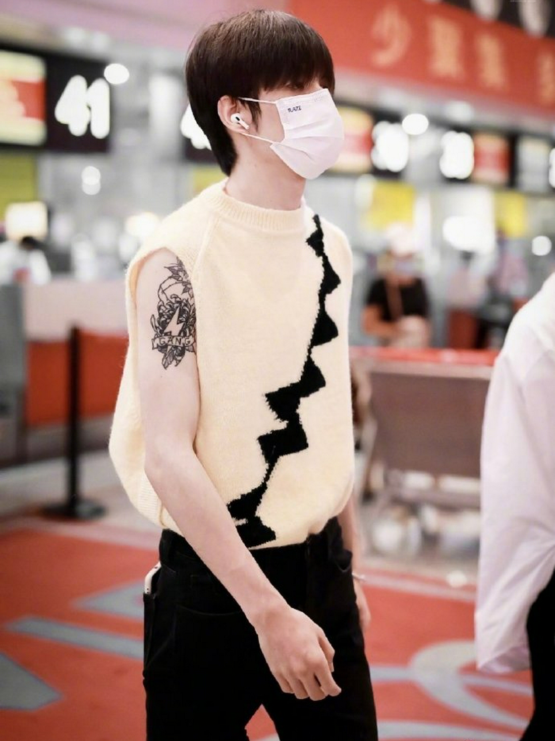 组图:张颜齐姚琛赵磊赵让把r1se闪电logo纹在身上_高清图集_新浪网