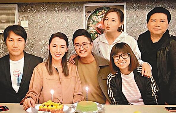 图:除何国钲、朱晨丽等为陈炜庆祝外,其医生男友陈国强(左一)也在场。