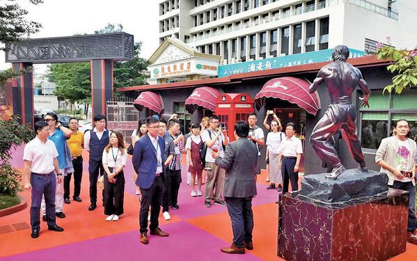 青年民建联组港青参观深港澳侨青年创新创业发展基地。