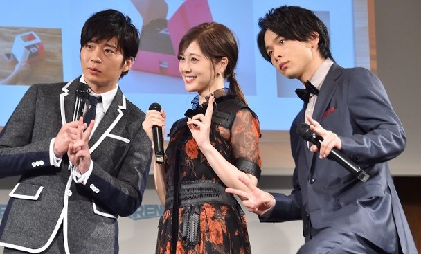 田中圭(左起)与白石麻衣当选今年最火人物，中村伦也获选为明年大热面孔。