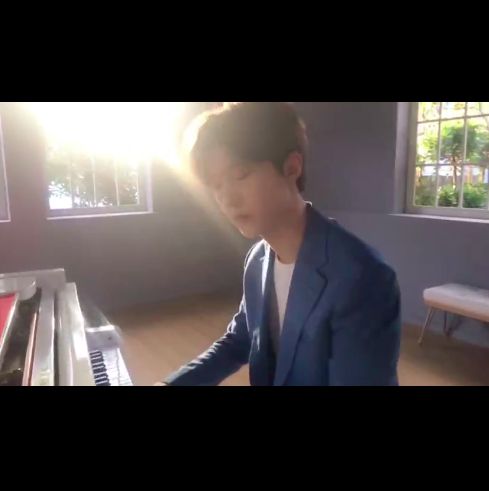 范丞丞弹钢琴