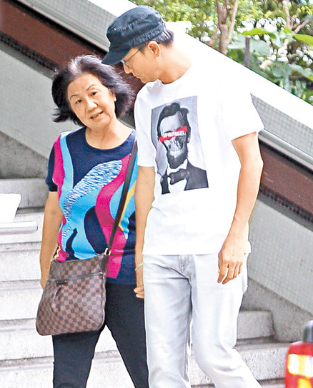 马国明与妈妈逛街
