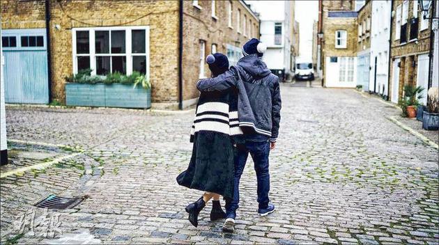 汤怡与洪卓立前晚(11月13日)分别上载搭肩膀背面照宣布11年情结束