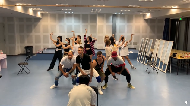 吴宣仪晒练舞视频 穿黑色抹胸性感出镜舞姿妖娆