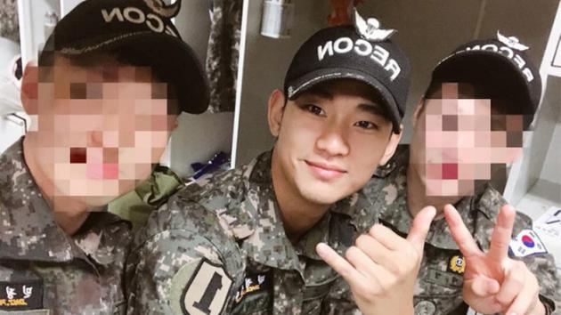 金秀贤军中近照