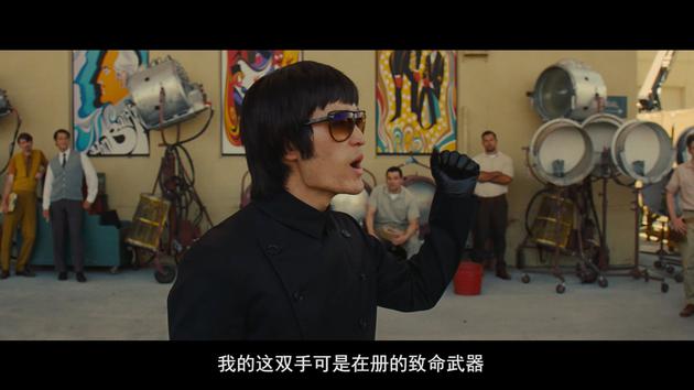 麦克·毛在《好莱坞往事》中饰演李小龙。 图片来自网络