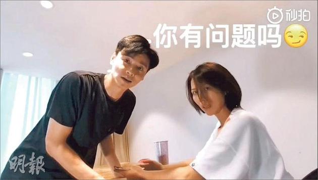 张晋与蔡少芬一起拍搞笑短片宣布将有新成员加入家庭的喜讯。