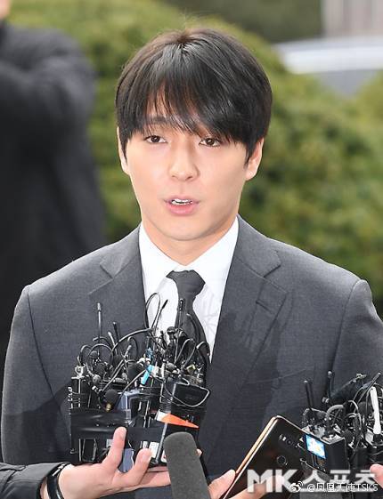 崔钟勋现身首尔警厅接受调查。