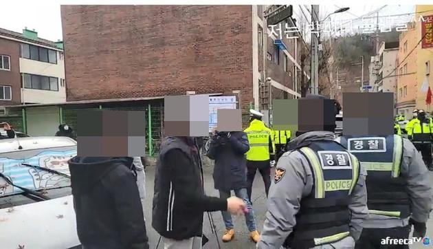 许多直播主聚集在赵斗淳家门口,影响了周遭居民。