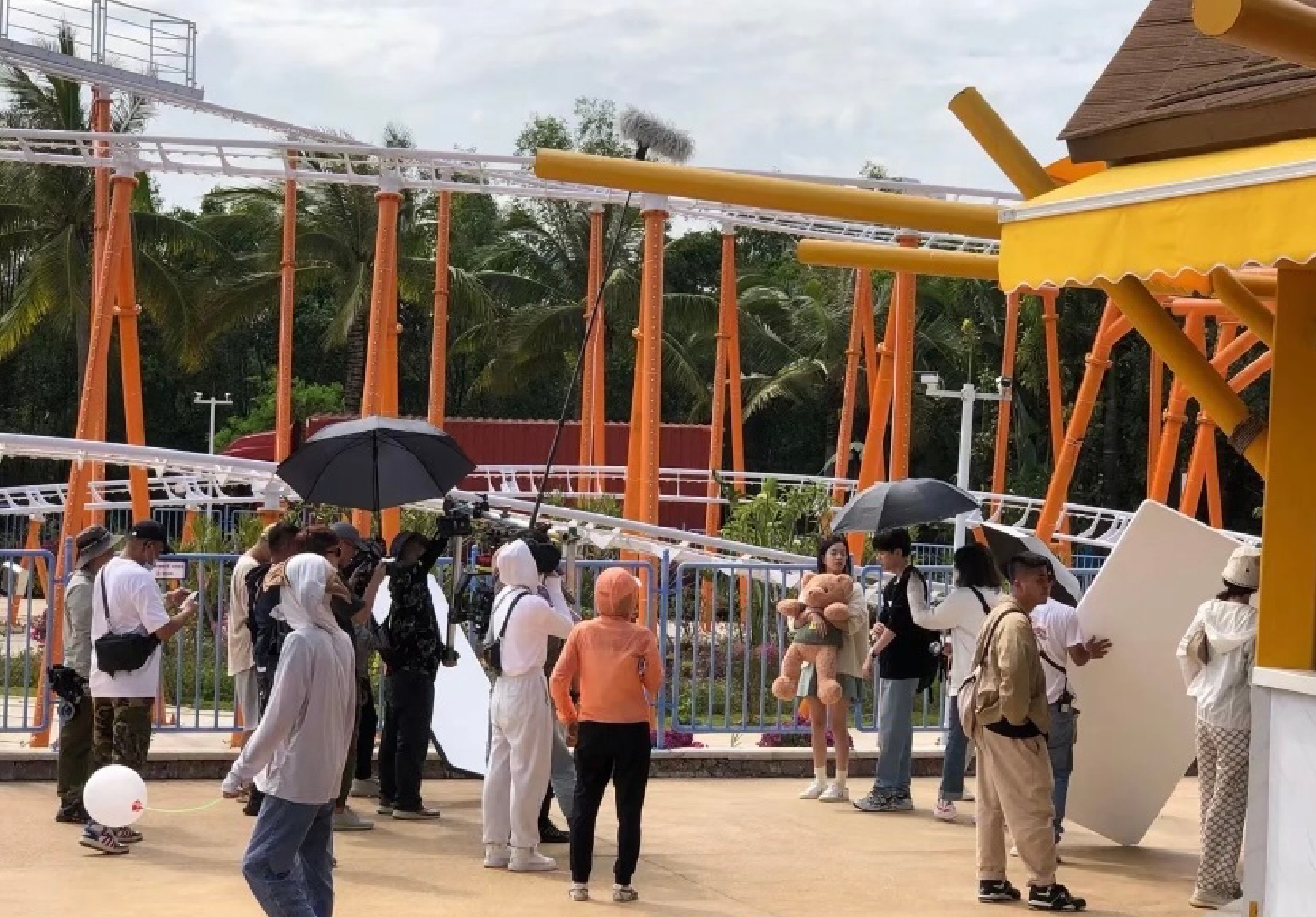 组图：周翊然庄达菲《白日梦我》路透图游乐场同框青春洋溢第2张图片