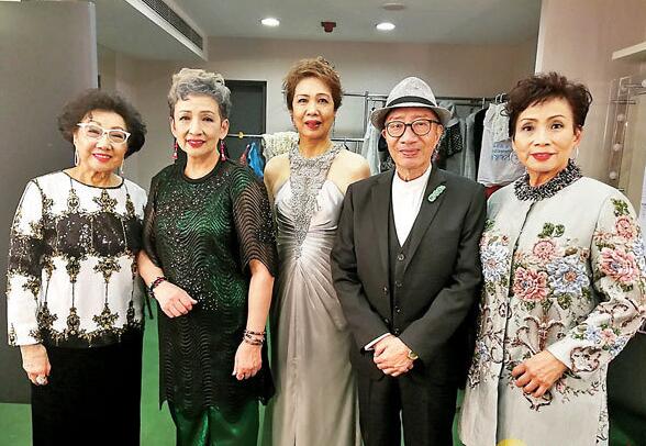 半世纪的益拍档(左首)麦韵、冯素波、何佩君、余子明、冯素云相符照
