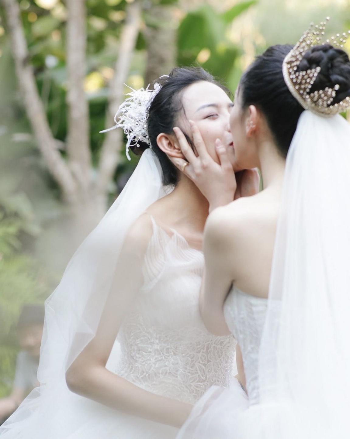 杨丽萍徒弟水月回应与同性爱人办婚礼：爱就是爱