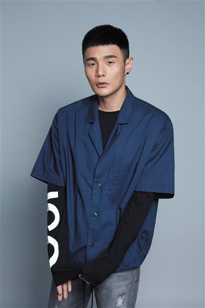 李荣浩一个人完成一支队伍的工作不孤独特好玩