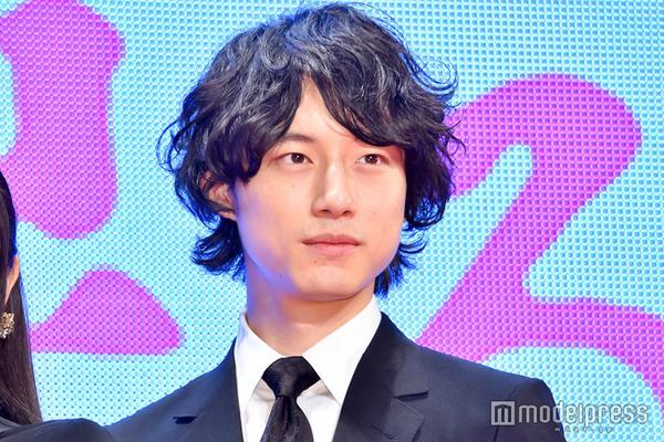 坂口健太郎出席电影宣传活动长发造型判若两人_新浪图片