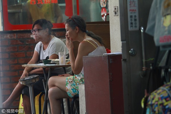 蓝洁瑛2013年曾被港媒拍到，在家附近的茶餐厅吃饭。