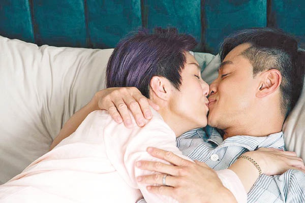 杨千嬅与黄浩然演夫妇,亲嘴完后又亲嘴。