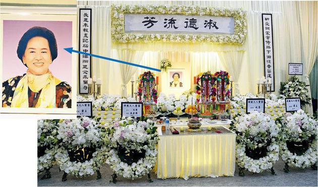 灵堂佈置以米白色为主，简洁优雅，遗照中的祥嫂面露亲切笑容。
