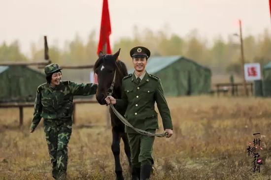 剧照：盛誉（何建泽 饰）与陶蕊（苗苗 饰）在草原