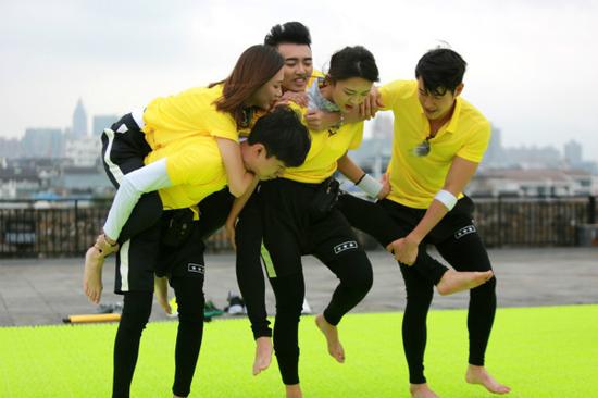 奔跑的课堂现怪力女队员 男队员自愧不如