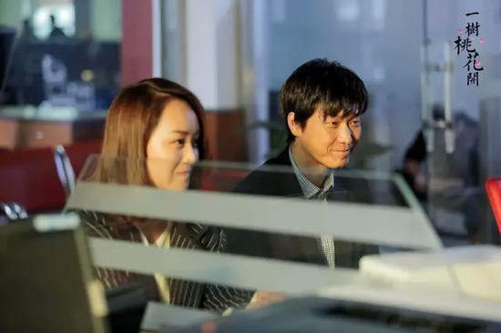 剧照：盛开与罗耀辉（李泓良 饰）登记结婚