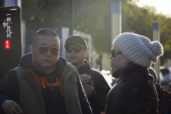 编剧陈枰与导演王瑞在片场