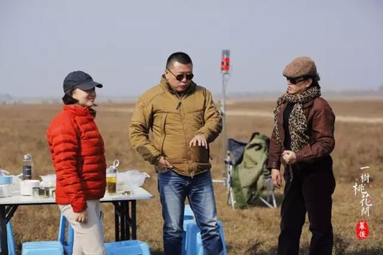 赴草原拍摄现场探班 左起：出品人金娜 导演王瑞 编剧陈枰