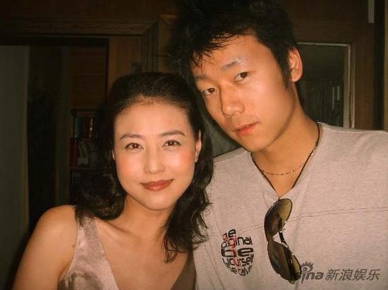 音乐人李贵府曝结婚照 周海媚粉丝送祝福