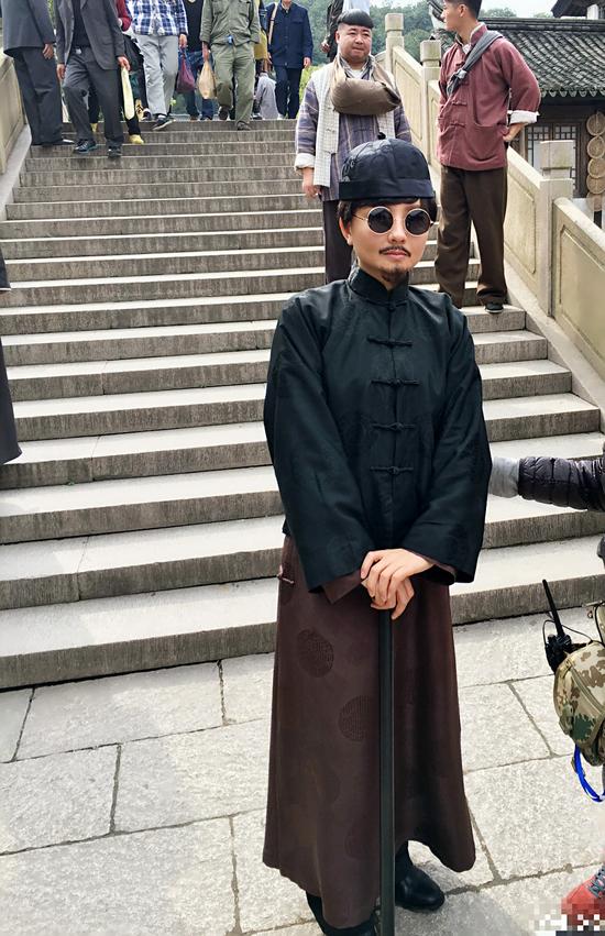 13 15:00:08 新浪娱乐 摘要:照片中孙茜带着瓜皮帽,穿着长袍马褂,还在