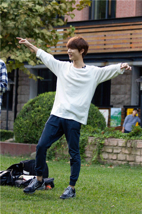 外,异次元星人吕绍聪也以韩系暖男范儿和呆萌气质俘获了不少粉丝芳心