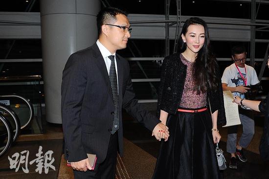 诸葛紫岐与老公薛嘉麟甜蜜牵手现身