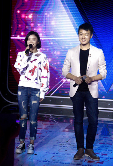 佟大为与袁姗姗表演节目