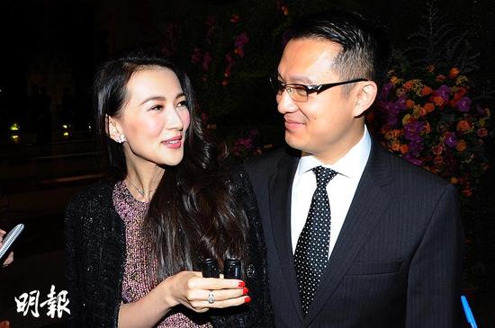 诸葛紫岐与老公薛嘉麟甜蜜牵手现身