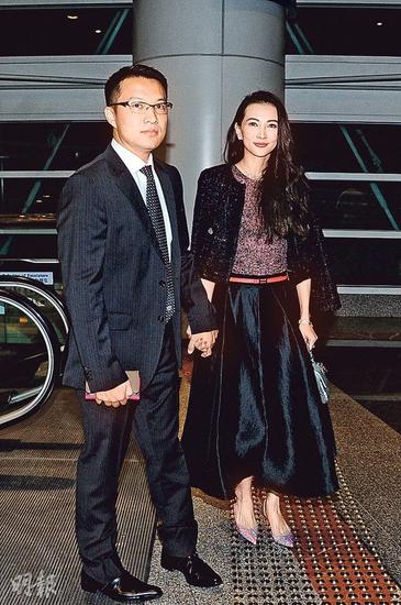 诸葛紫岐与老公薛嘉麟甜蜜牵手现身