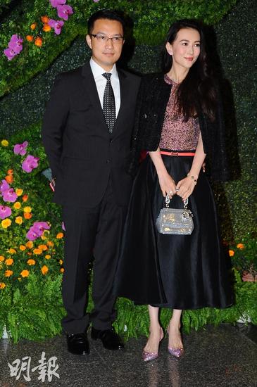 诸葛紫岐与老公薛嘉麟甜蜜牵手现身