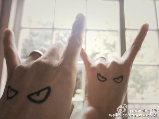 怪兽与女友晒戒指