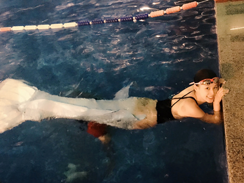 邹杨为拍戏苦练游泳 旱鸭子变身美人鱼