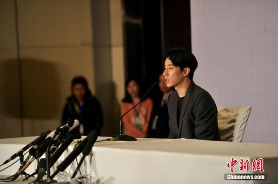 2月14日，下午2点，房祖名在北京召开媒体见面会，就涉毒事件向公众道歉。中新网记者 金硕摄