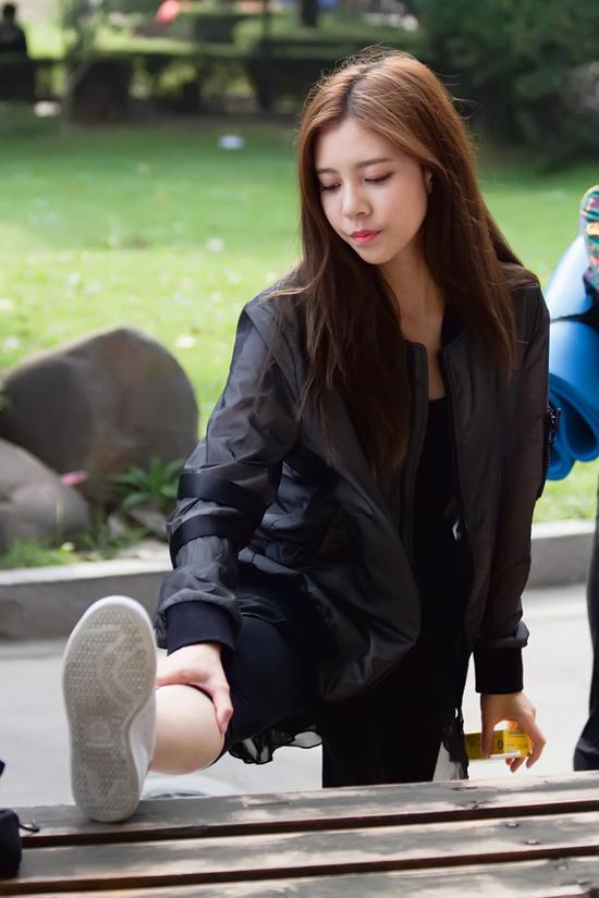 宋妍霏《一年级》变美女学霸 苦练马甲线