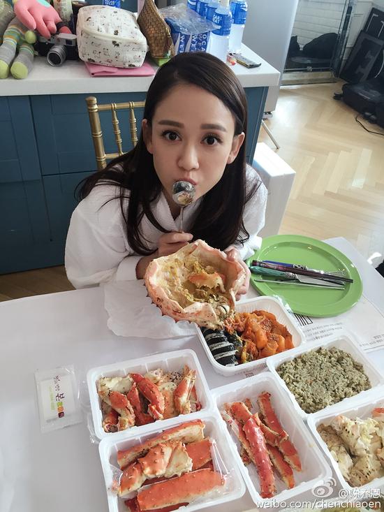 陈乔恩嘟嘴卖萌变吃货 满桌美食诱人(图)