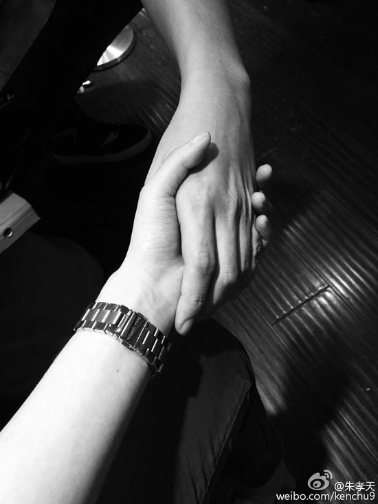 朱孝天与女友韩雯雯秀恩爱遭网友催婚