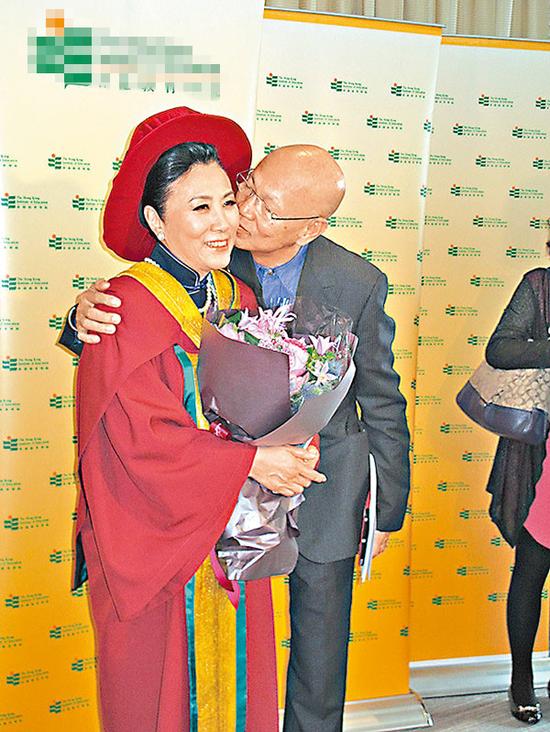 汪明荃获颁授颁博士学位 罗家英送吻祝贺